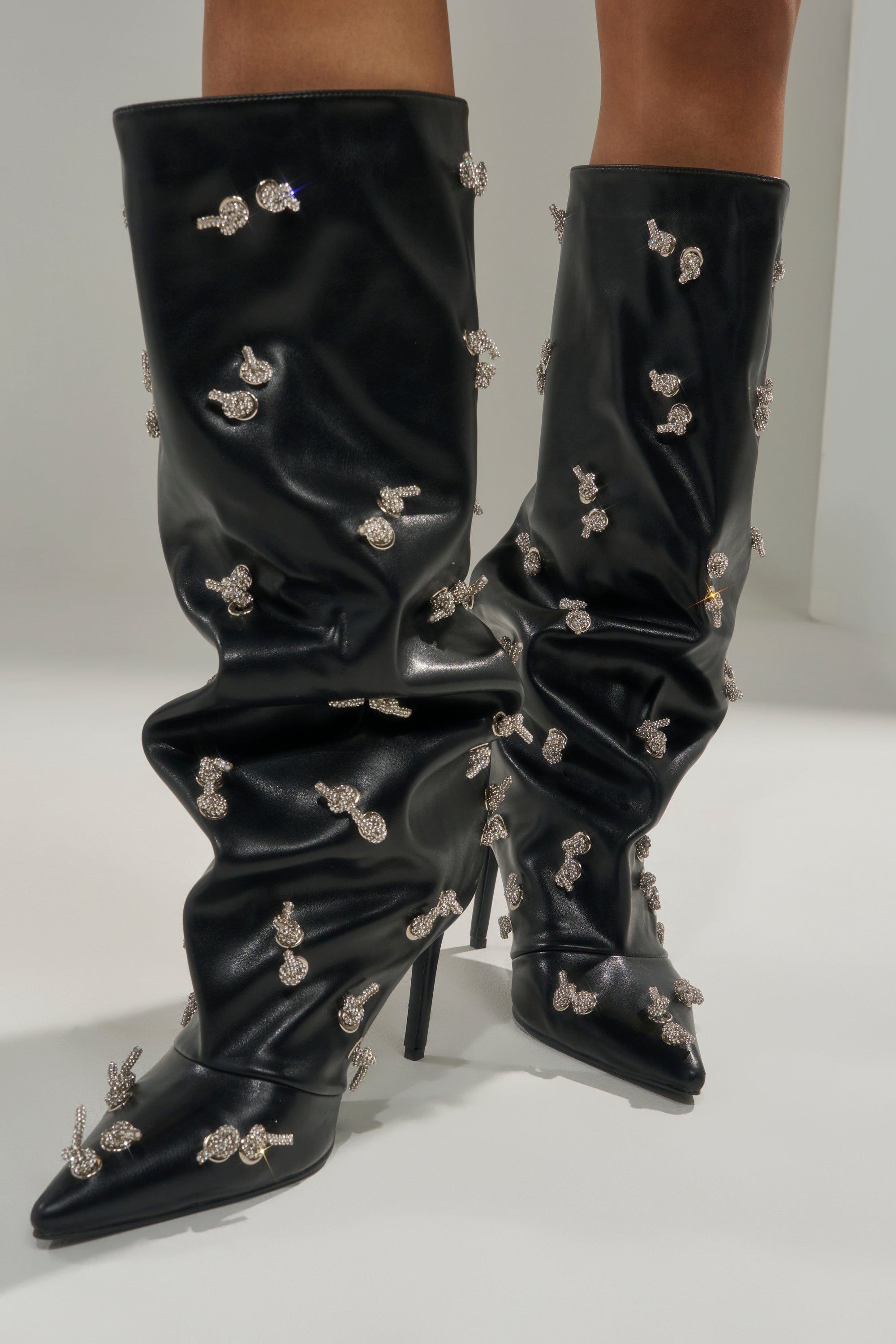 ロエン、オールスワロフスキー AZALEA WANG COLEMAN STILETTO SILVER HARDWARE BLACK PU BOOT – AKIRA