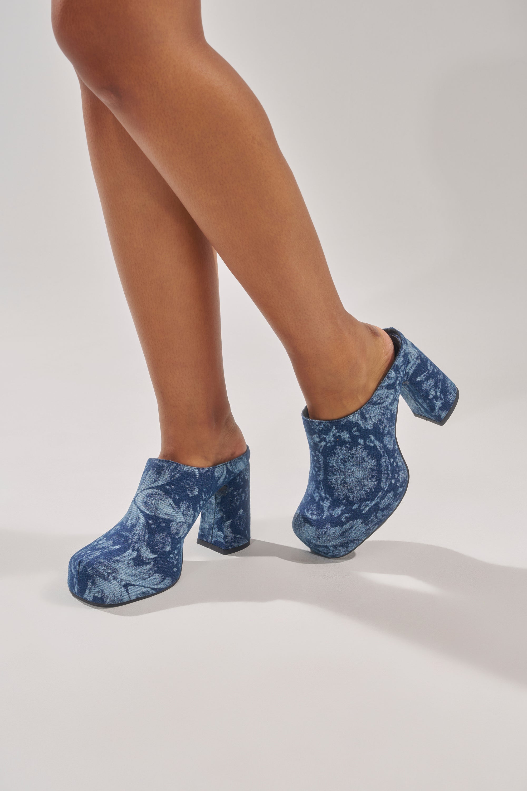 AZALEA WANG FLOREA DENIM PRINT MULE – AKIRA
