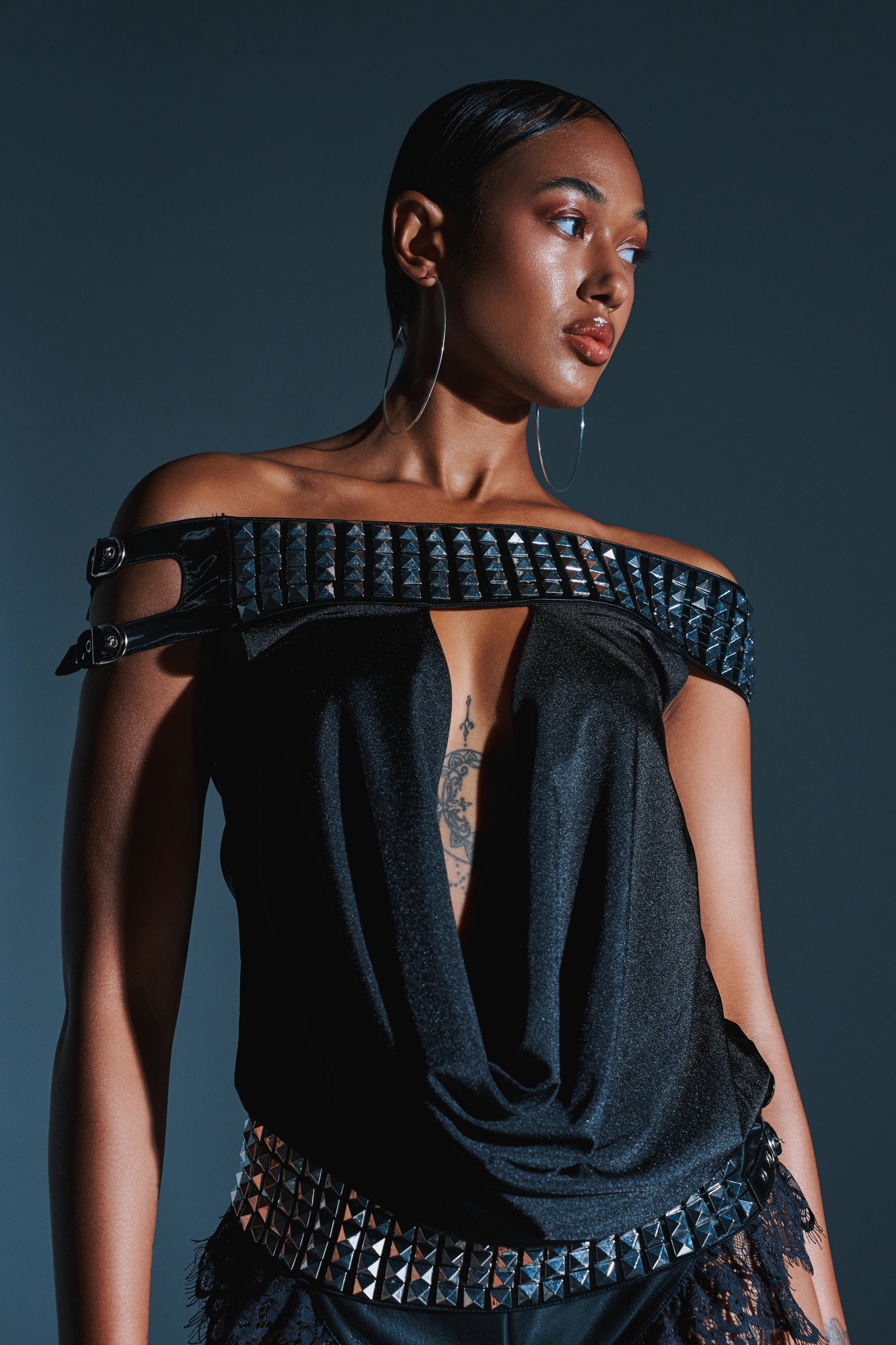 SHOULDER TUCK STUDS TOP アメリ　トップス 新品 Ameri SHOULDER TUCK STUDS TOP ブラック 【公式通販】