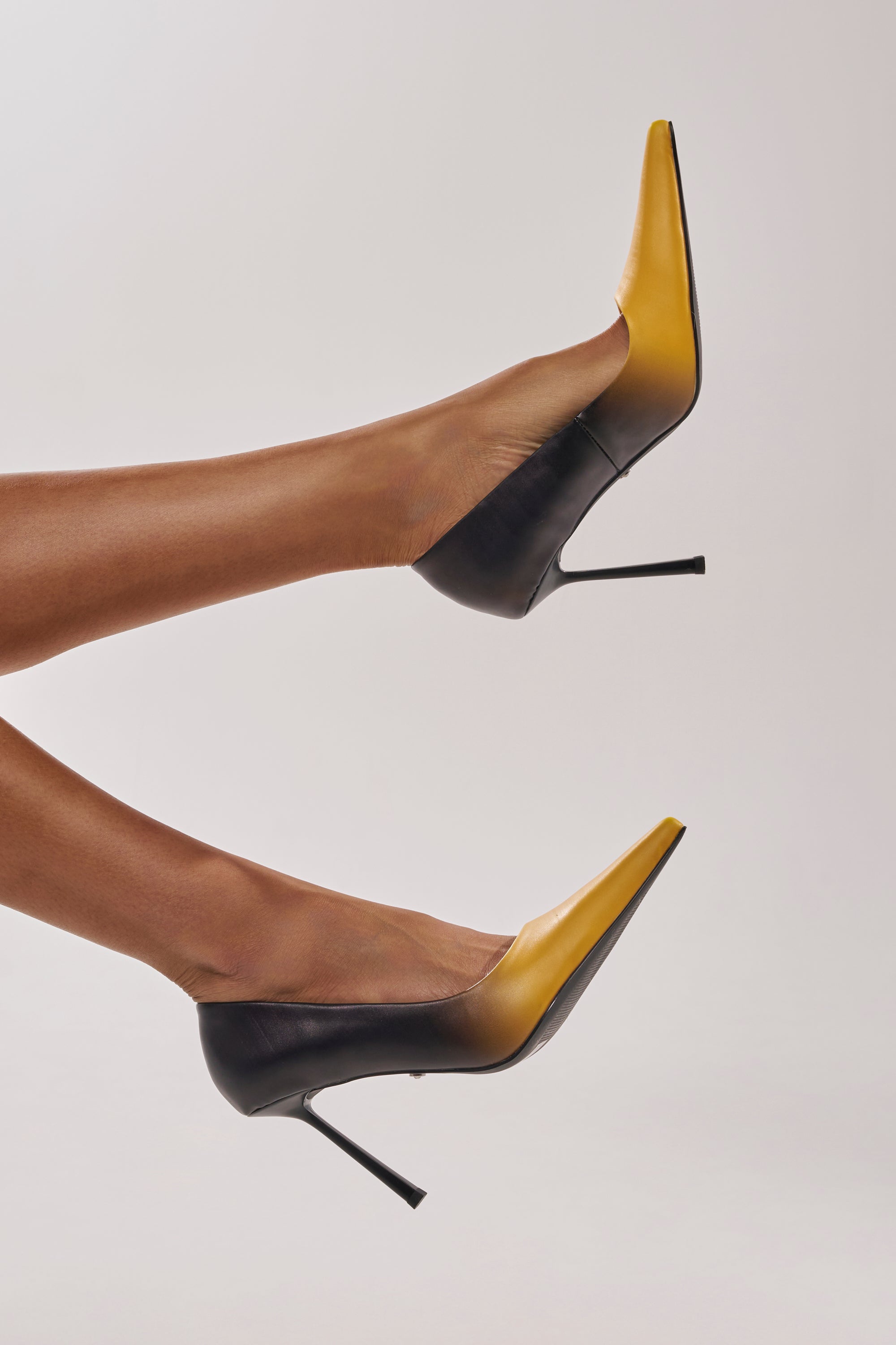 yello GATE HEELS ブラック xxl AZALEA WANG YELLOW OMBRE EFFECT STILETTO PUMP – AKIRA