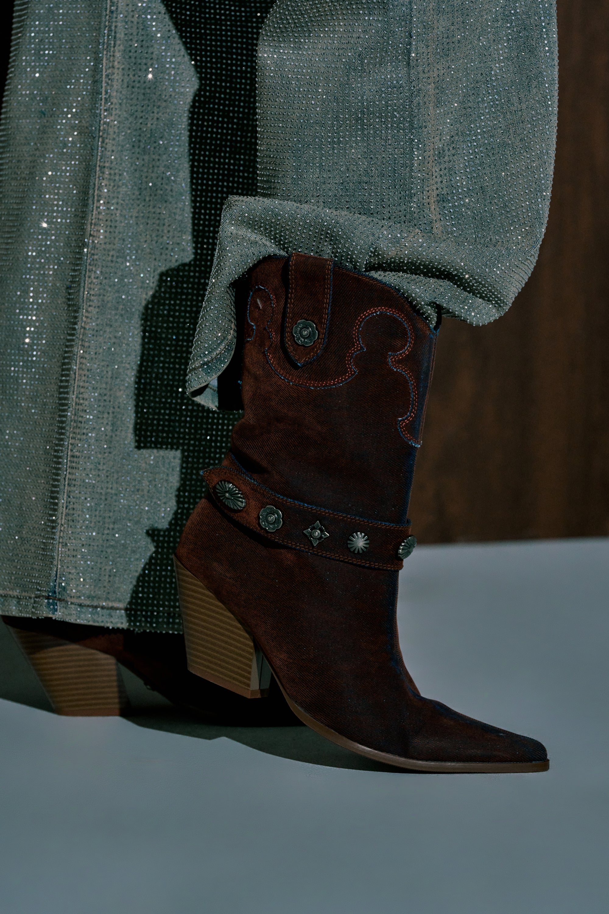 靴 noill tokyo Leather Western Boots AZALEA WANG NEITH BURNT ORANGE DENIM WESTERN BOOTIE – AKIRA