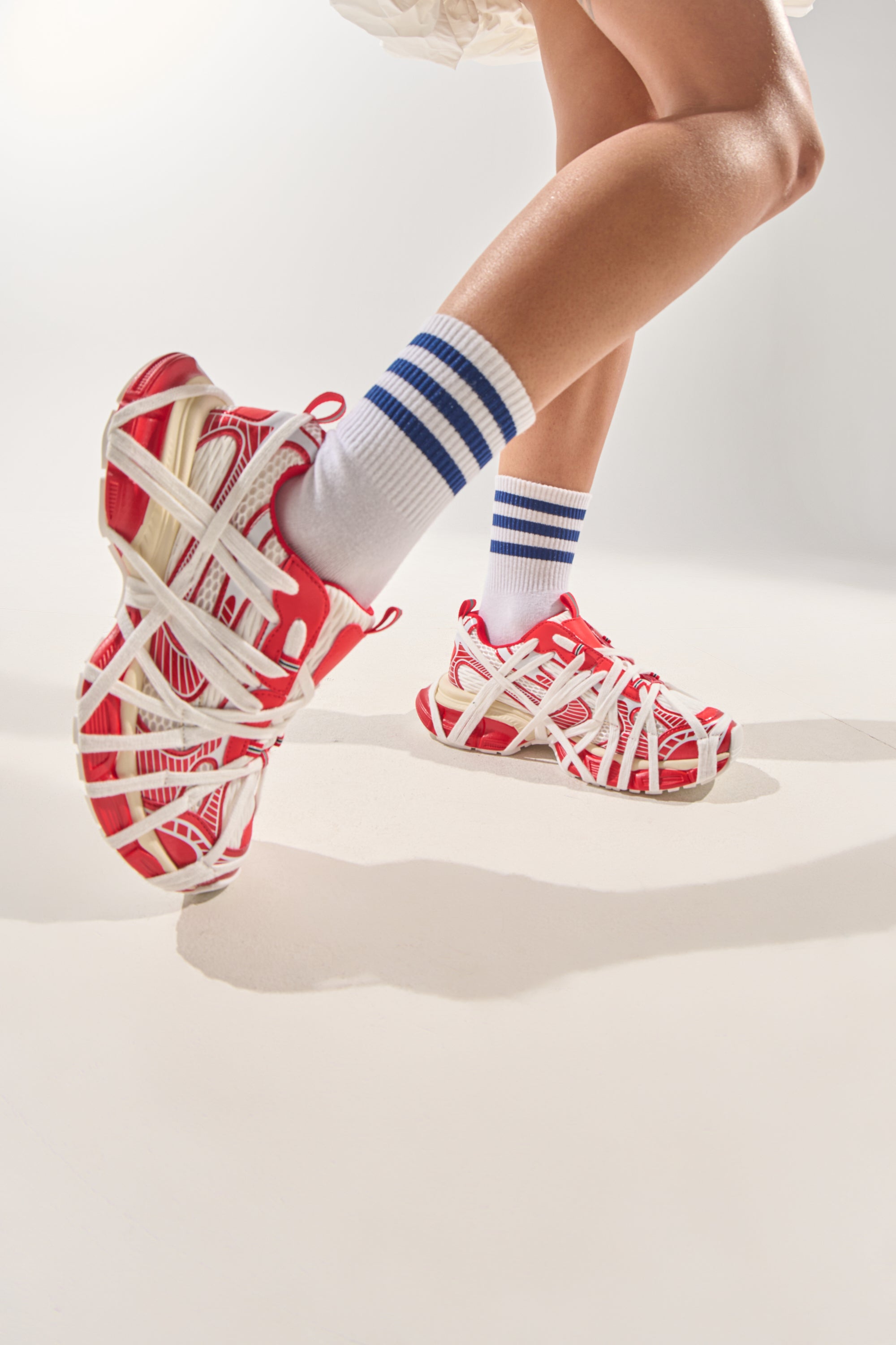 upbeadsUSED レッドXホワイトアップビーズ　ネストローブ　ケータイ AZALEA WANG SELIE RED FLAT SNEAKER – AKIRA