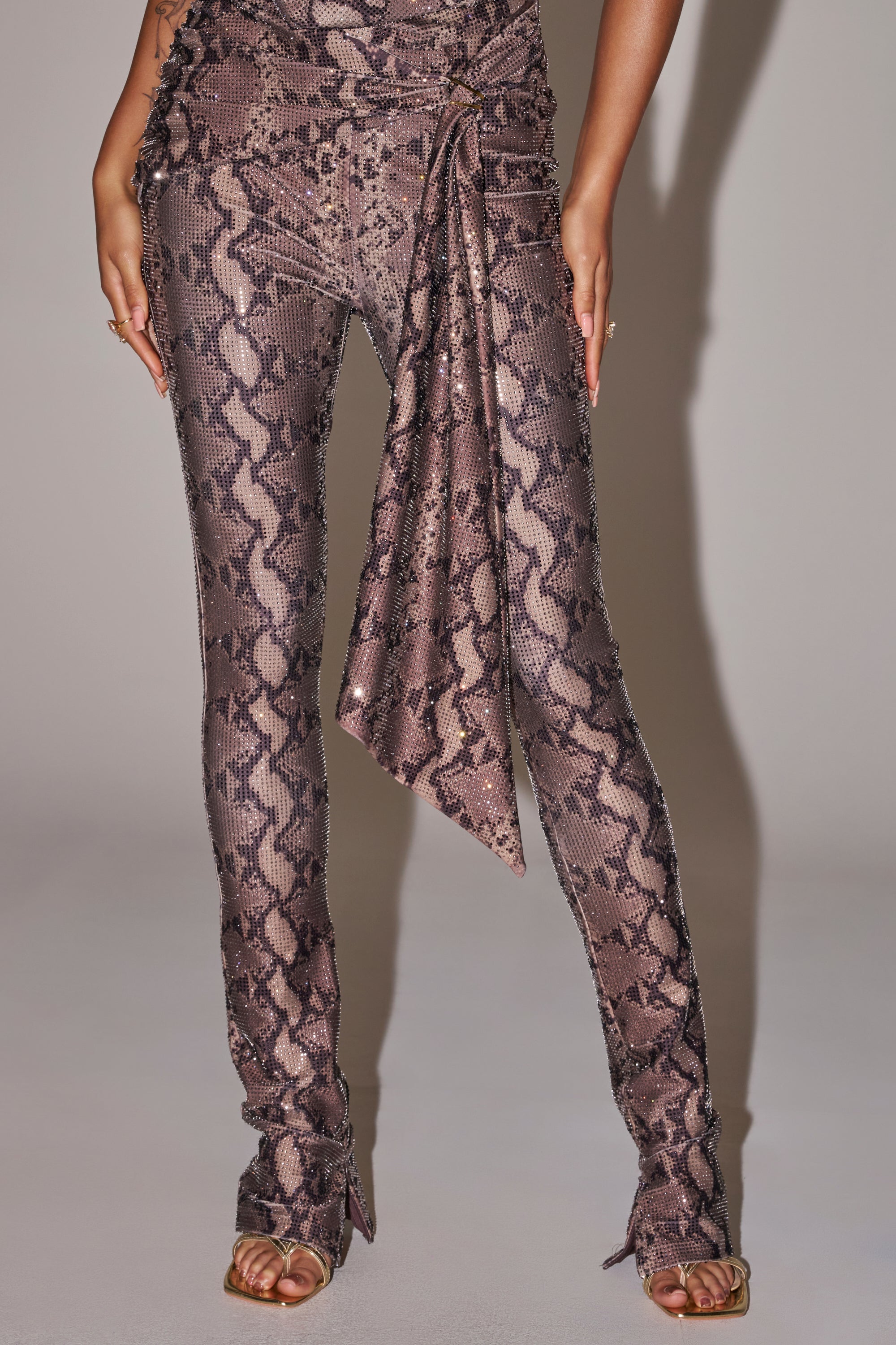 VENOM KISS RHINESTONE LEGGING – AKIRA VENOM KISS RHINESTONE LEGGING – AKIRA