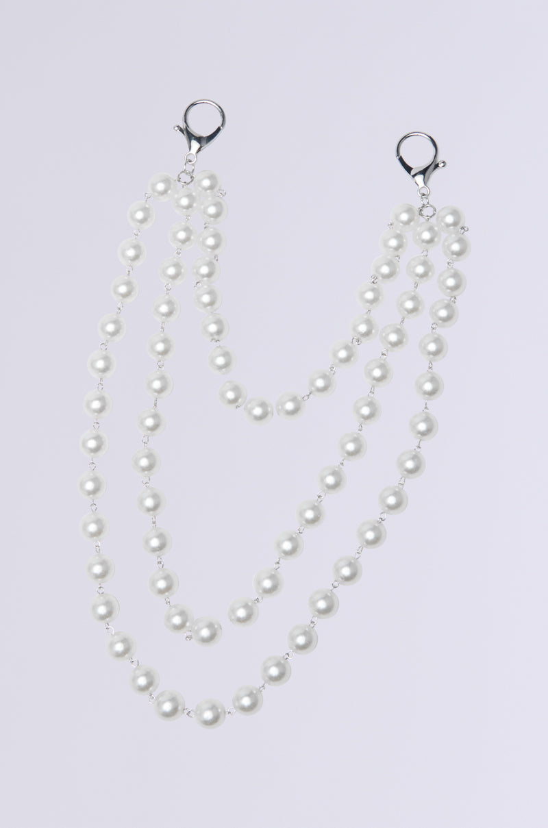The STYLE ME UP PEARL PANTS CHAIN features a dainty chain of three strands of faux pearl beads in varying sizes, complete with lobster claw closures to elegantly hold face masks around the neck.
