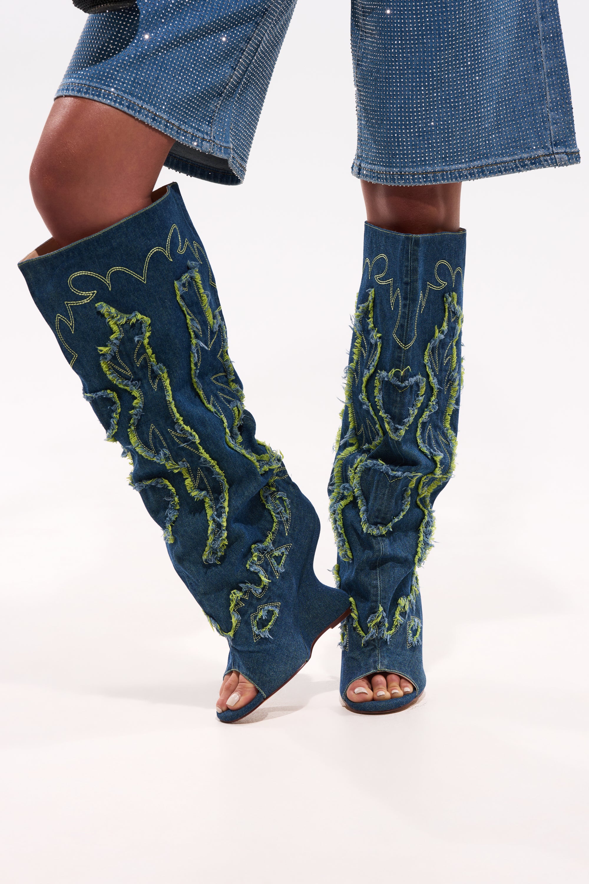 青花 20 AZALEA WANG VIANCA GREEN MULTI DENIM WEDGE BOOT – AKIRA