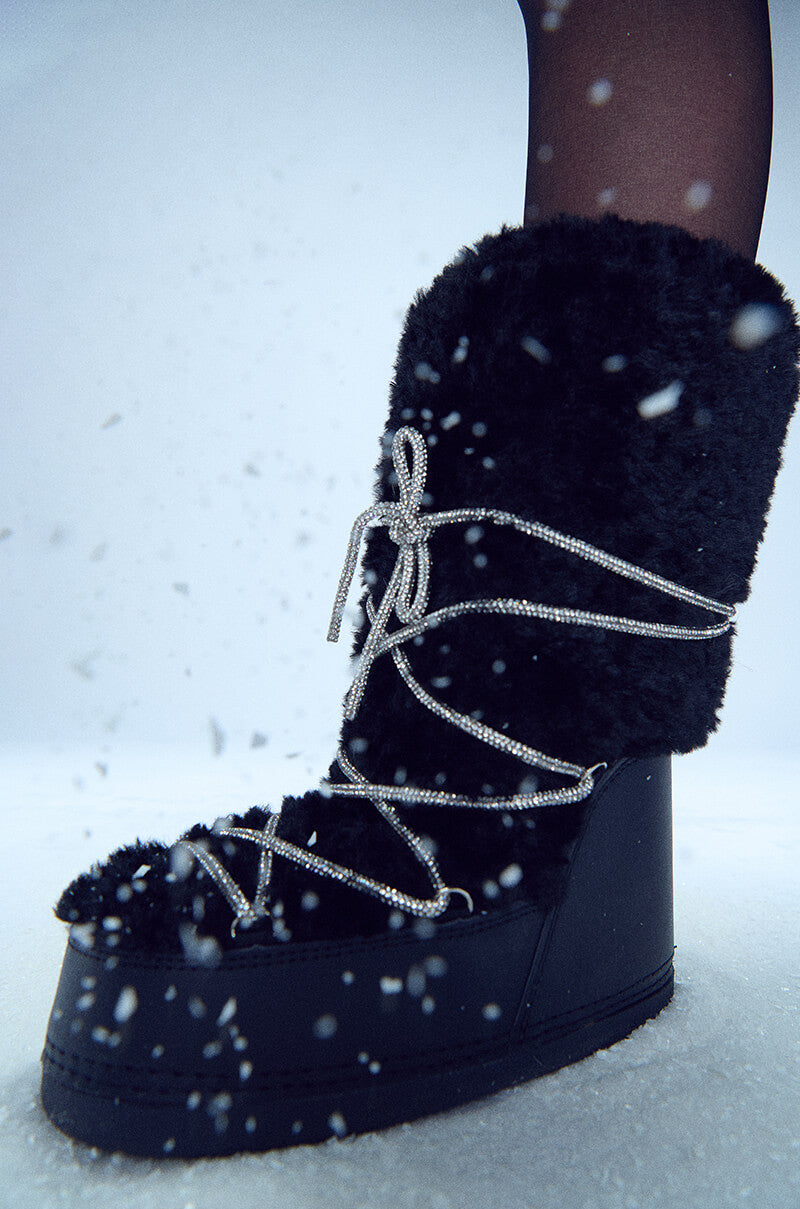 Extra View Azalea Wang Olwen Black Fuzzy Moon Boot With Sparkle Laces