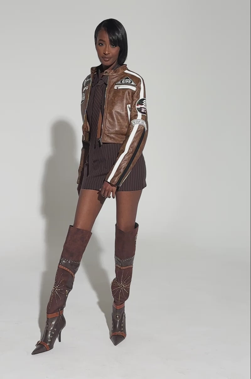 STRAIGHT TO BUSINESS PINSTRIPE TIE DETAIL CROP BLOUSE IN BROWN – AKIRA