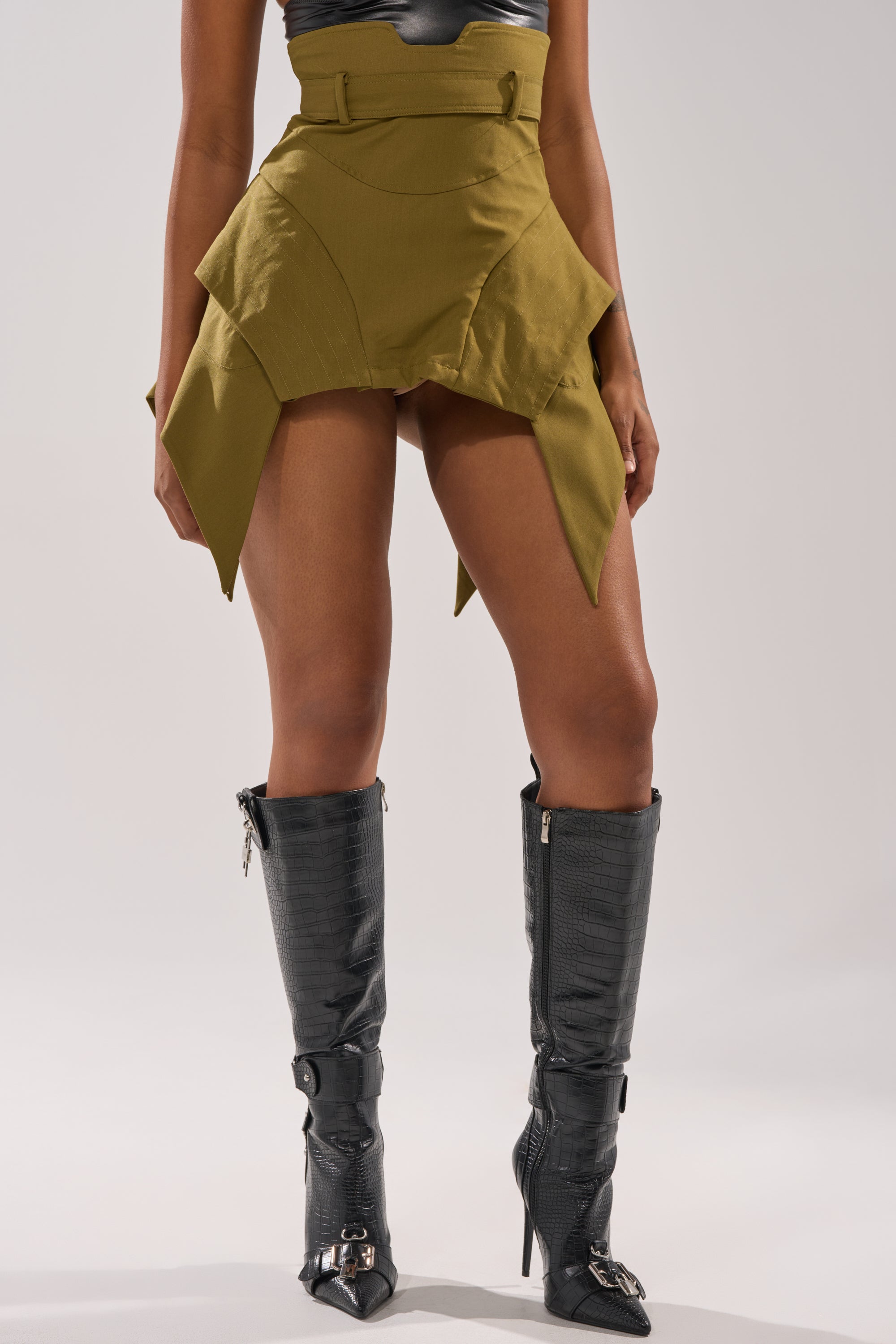 DONT LOOK BACK MINI SKIRT – AKIRA
