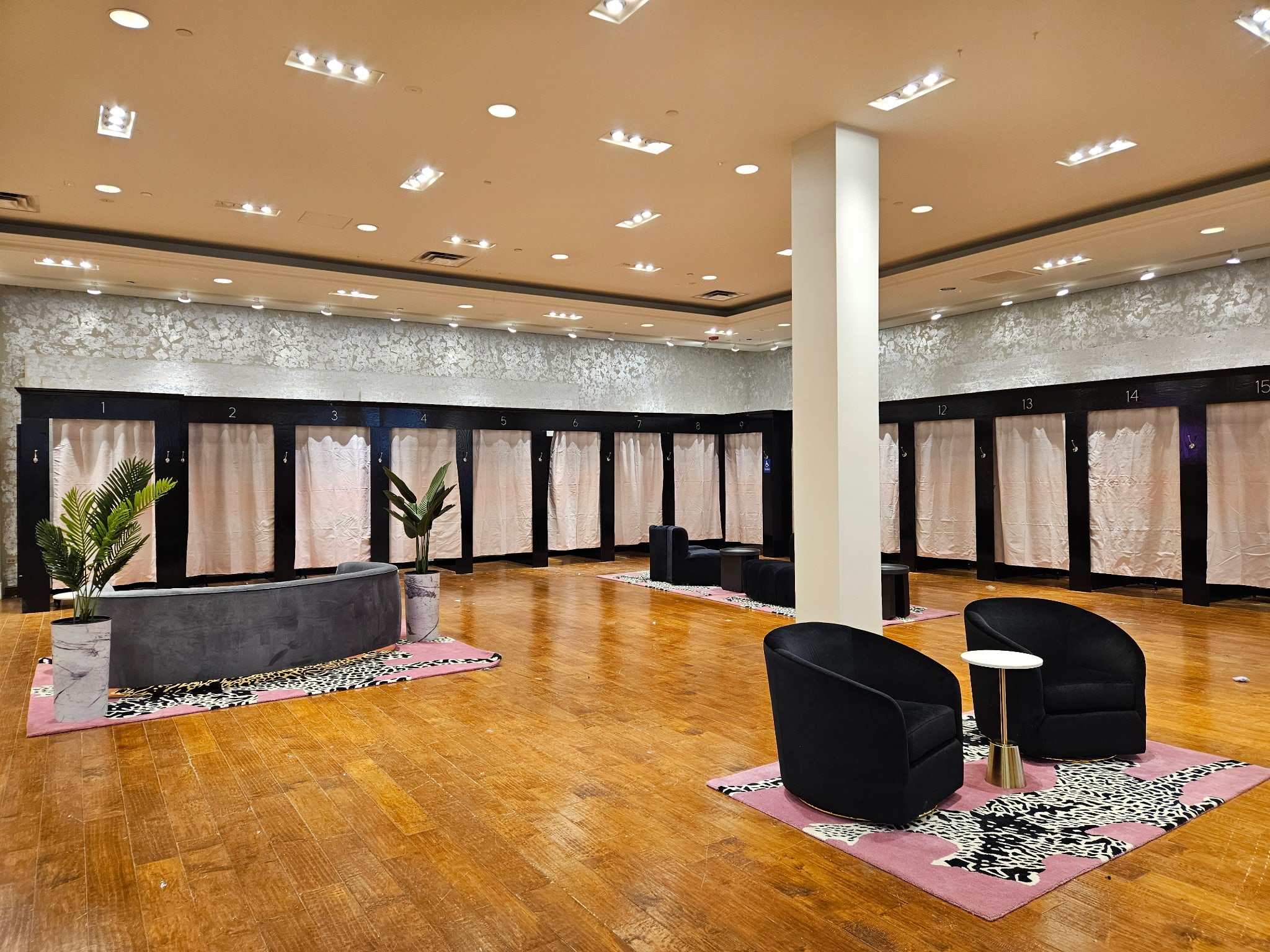 AKIRA Outlet Yorktown Center - Store & Personal Stylists 