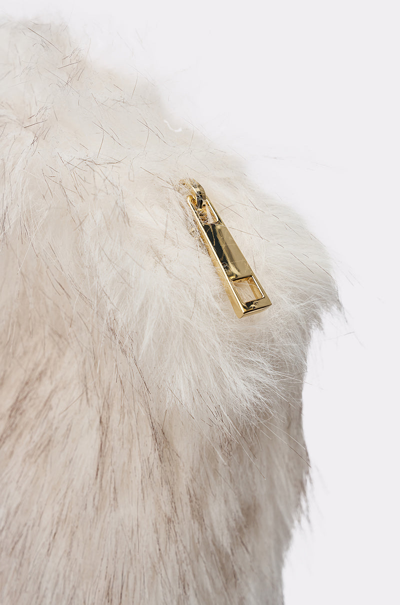 Close-up of the gold zipper on the CRU FAUX FUR OVERSIZED CLUTCH, highlighting its cozy, light-colored faux fur—a stylish winter essential. 3