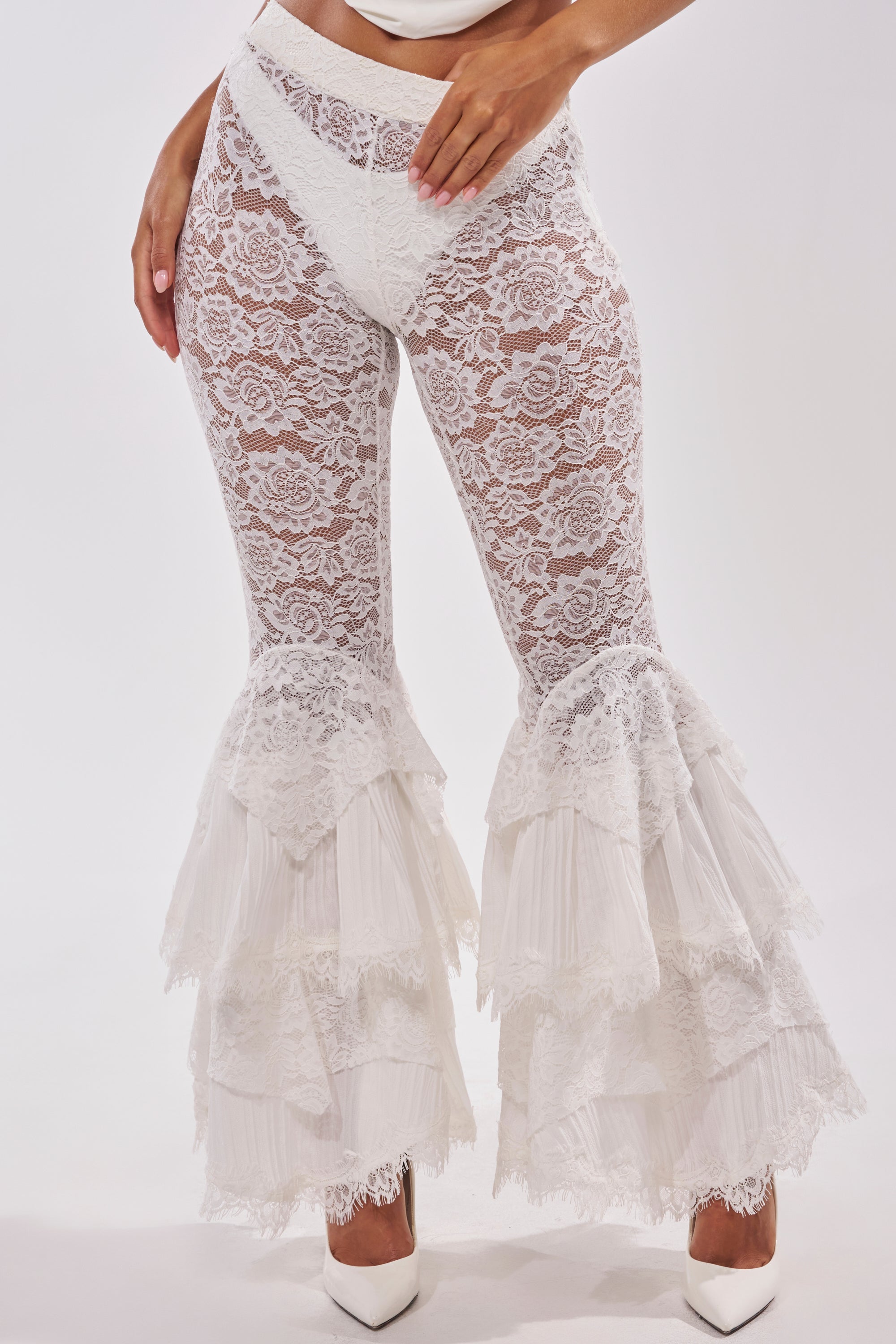 COACHELLA LACE RUFFLE PANTS – AKIRA