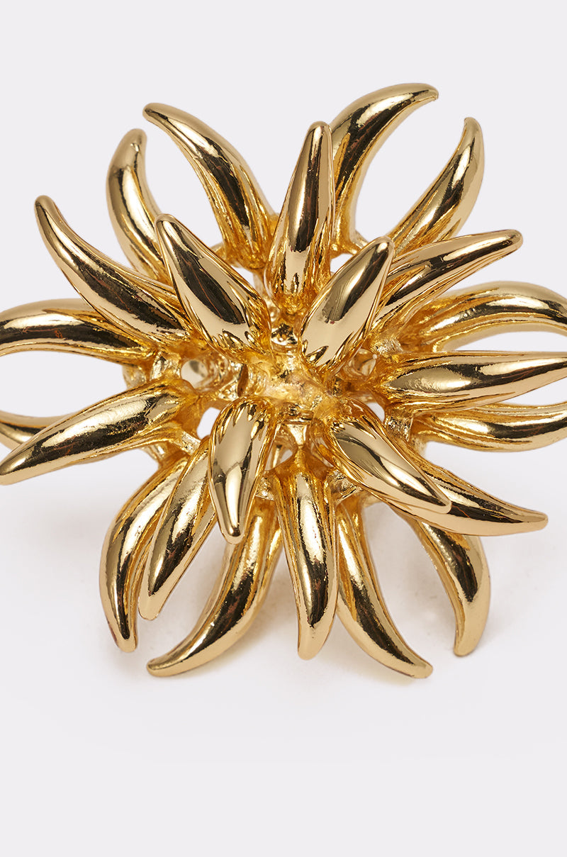 The SUNBURST GOLD RING features curved, pointed gold spikes radiating outward in a dramatic starburst design—perfect for those who love bold, spiky statement jewelry. 4