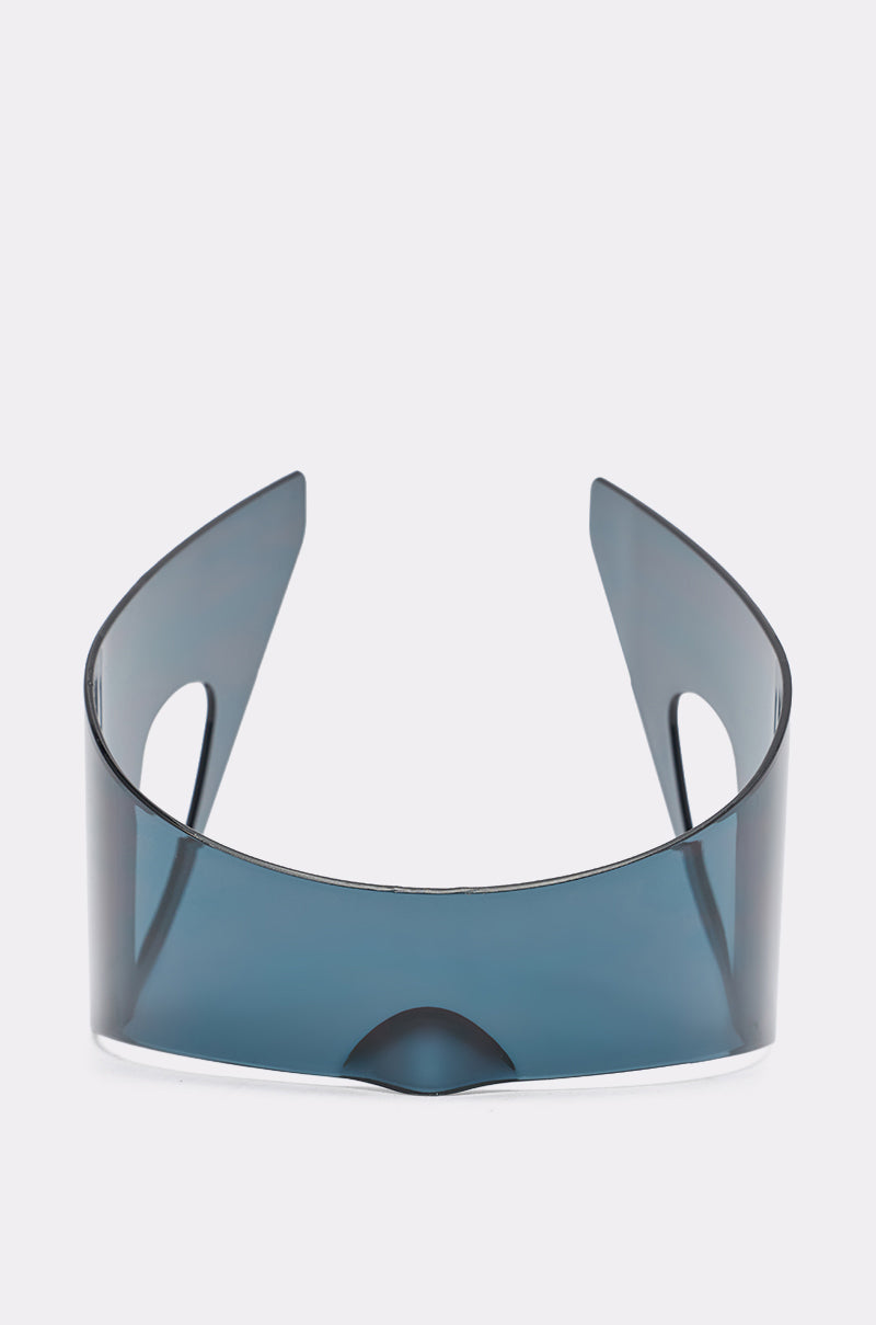 Introducing the IRVY SUNGLASSES: oversized black shield sunglasses with a single curved, wraparound lens and a frameless design, shown against a plain white background. 2