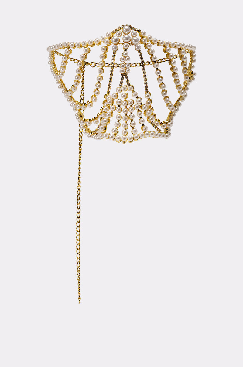 The DONT TALK PEARL MOUTHPIECE is a gold chain choker with draped faux pearls and gold beads, finished with a long hanging chain. Ideal for festival wear, it stands out beautifully against a plain white background. 1
