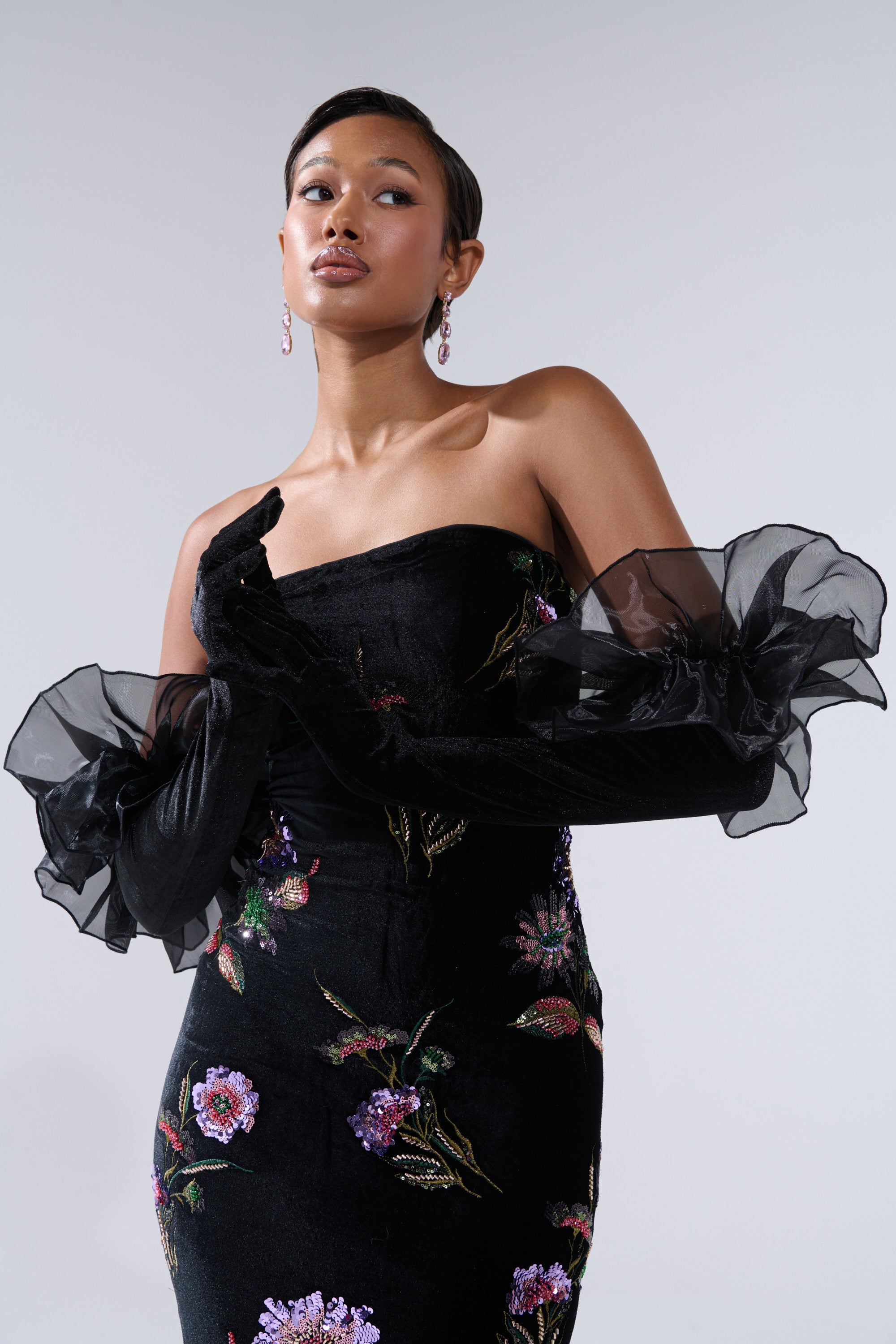 AT THE GALA BLACK VELVET GLOVES – AKIRA