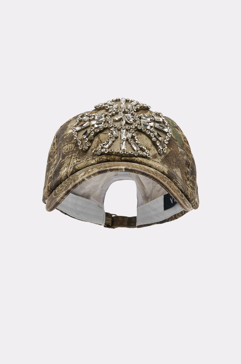 The SEE ME APPLIQUE HAT is a camo baseball cap with a bold, sparkly rhinestone snowflake on the front—an eye-catching street-style accessory that adds standout flair to any outfit. 3