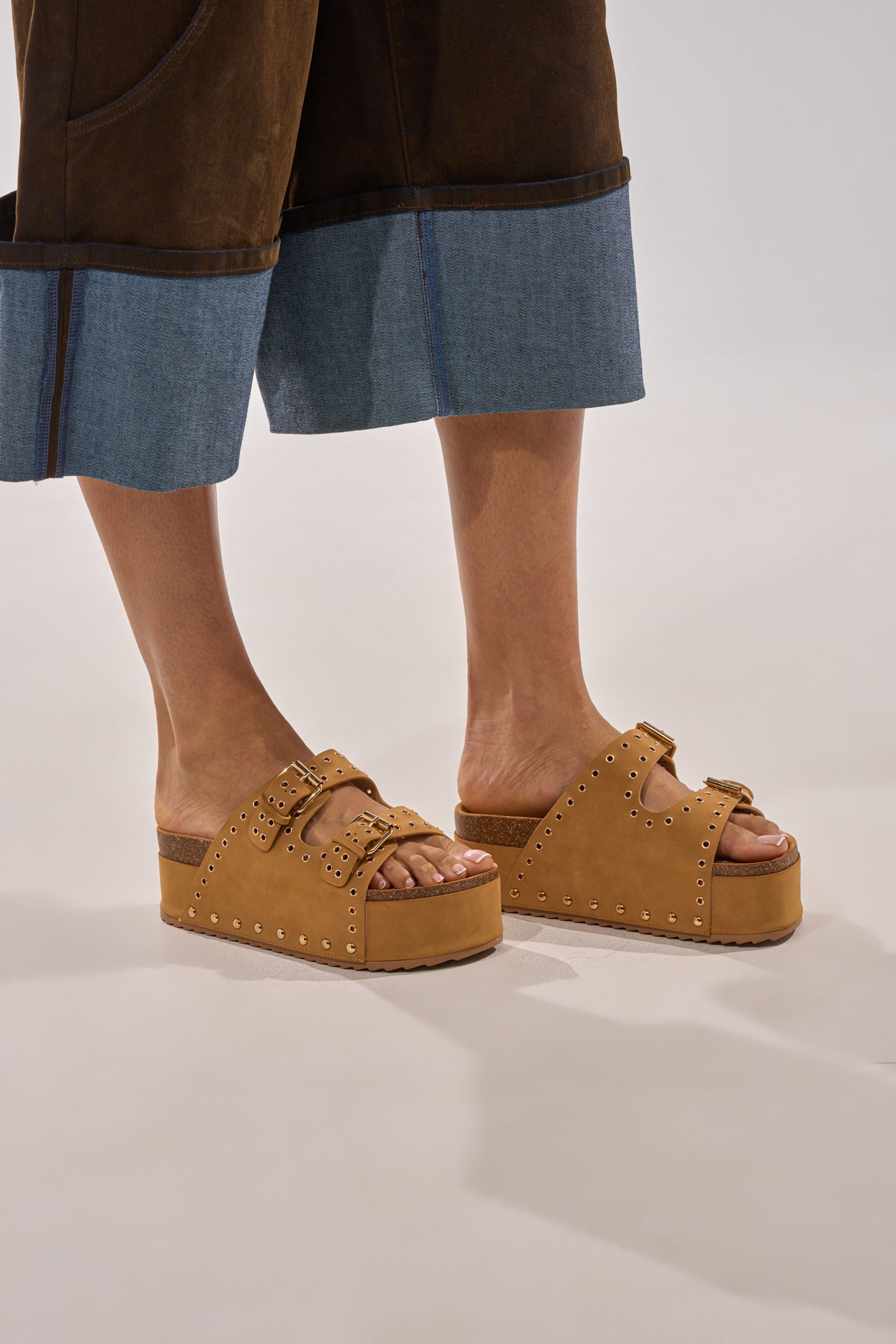AZALEA WANG ALGEDI TAN PLATFORM SANDAL – AKIRA