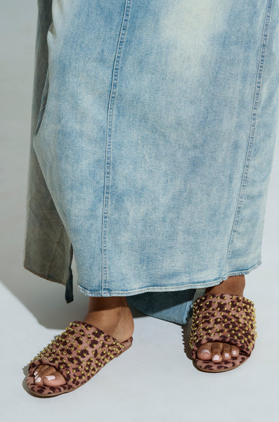 靴 AKIRA AKIRA BAGGER STUDDED SLIP ON SANDAL IN LEOPARD