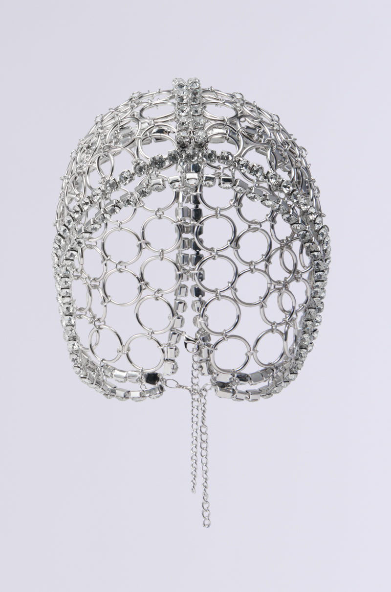 The TOO LUXE RHINESTONE CAP, crafted from interlocking circular rings and embellished with sparkling crystals along with a hanging chain at the back, provides an elegant appearance. 2