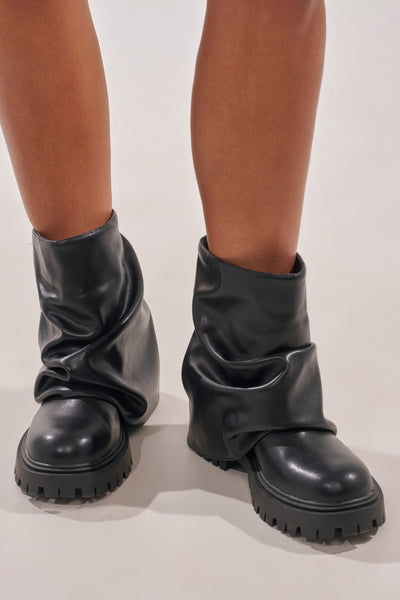 CLARKE-BLACKBLACK1_grande.jpg?