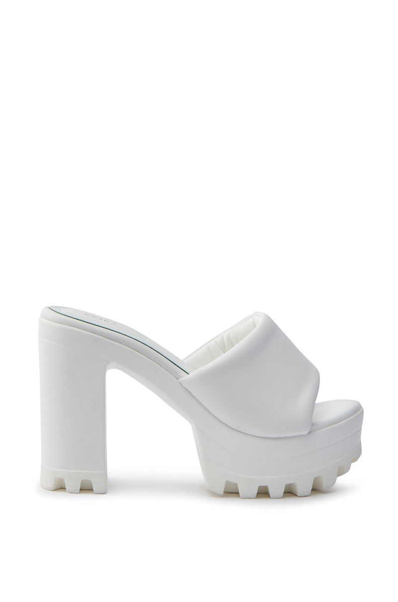 The AKIRA COOL CAT WHITE PUFFY PLATFORM SANDAL features a chunky heel, textured sole, open toe, and wide top strap. Its block-shaped heel offers stability and bold style, while the comfort cushion insole ensures all-day ease.