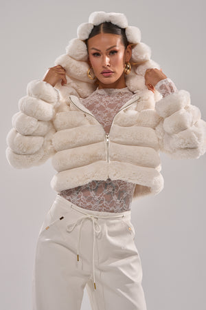 POPCORN FAUX FUR IN WHITE – AKIRA