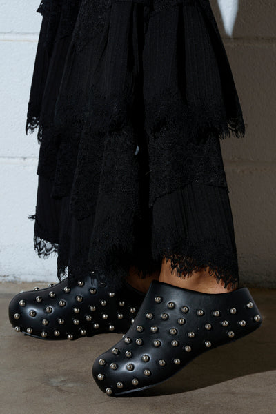 【AAKE】FOAMING DUMBLE CLOG AZALEA WANG DARWIN STUD FLAT CLOG IN BLACK – AKIRA