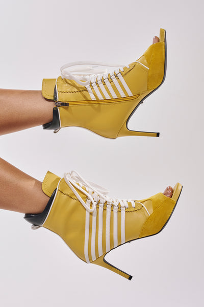 靴 YELLO MUTED HEELS AZALEA WANG EOWYN MUSTARD YELLOW OPEN TOE STILETTO BOOTIE – AKIRA