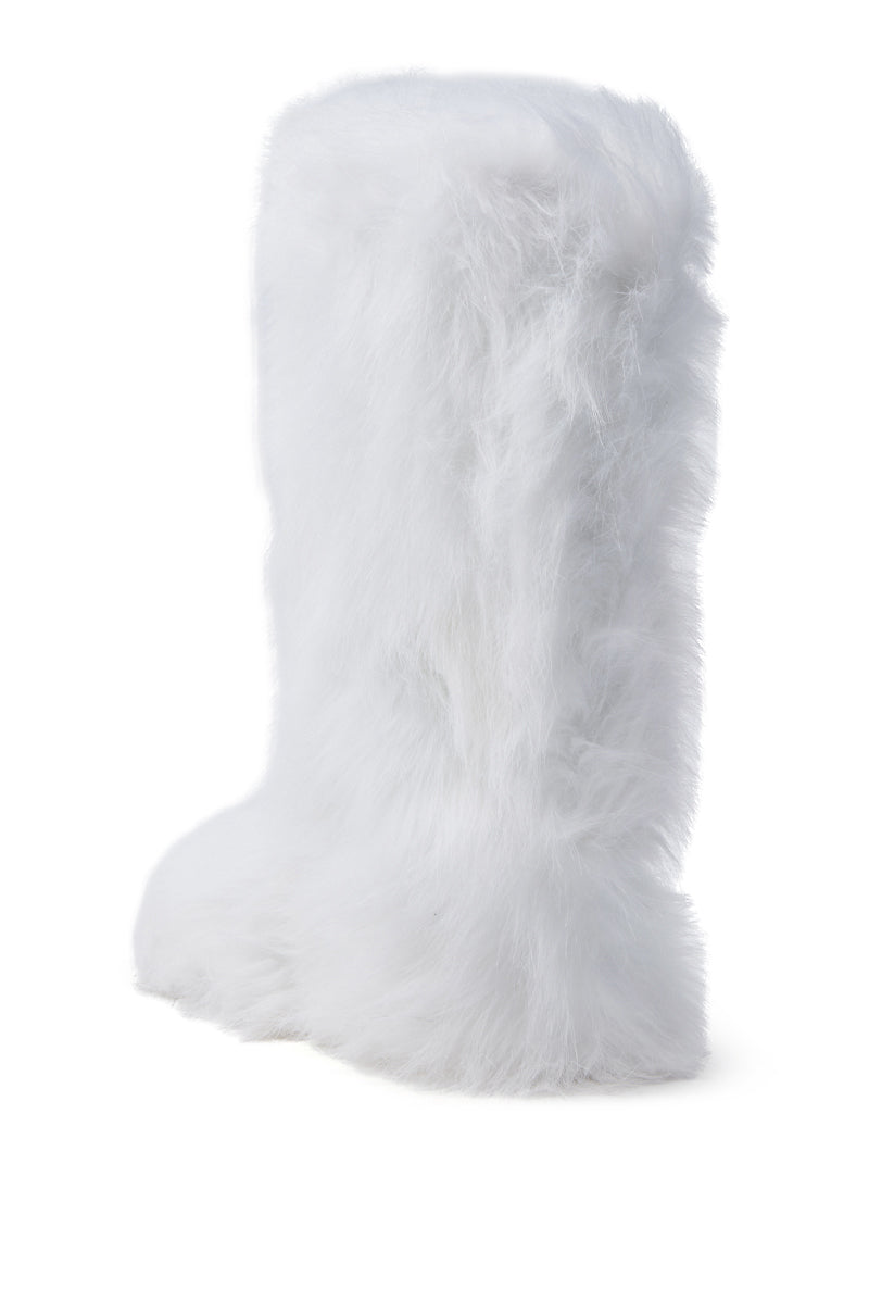 A single FONDA WHITE FLAT BOOT with a textured faux fur appearance against a plain background. The tall, inviting design emphasizes a cozy and stylish look, perfect for winter wear.