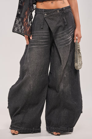 IZZY RELAXED DENIM IN BLACK WASH – AKIRA
