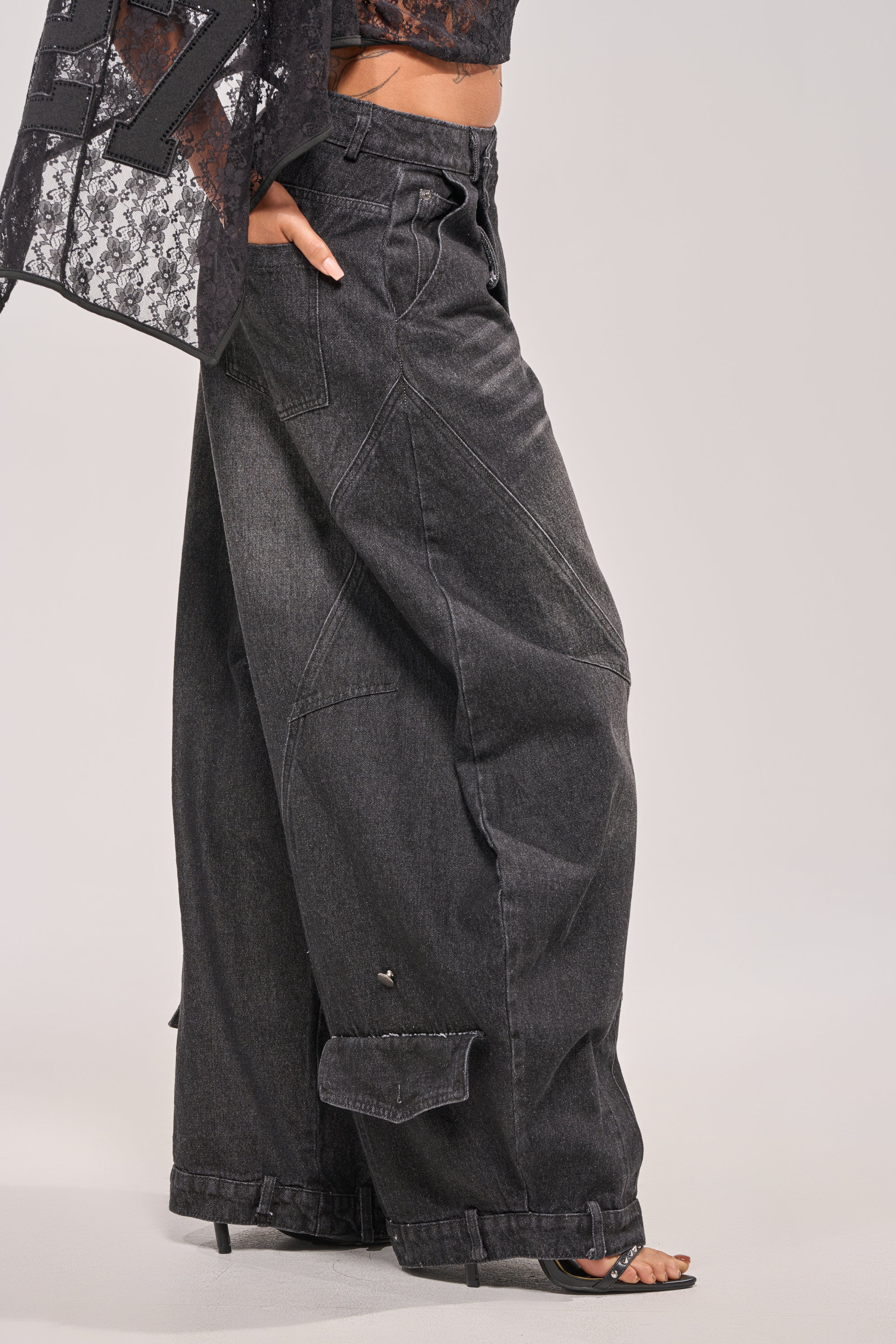 IZZY RELAXED DENIM IN BLACK WASH – AKIRA