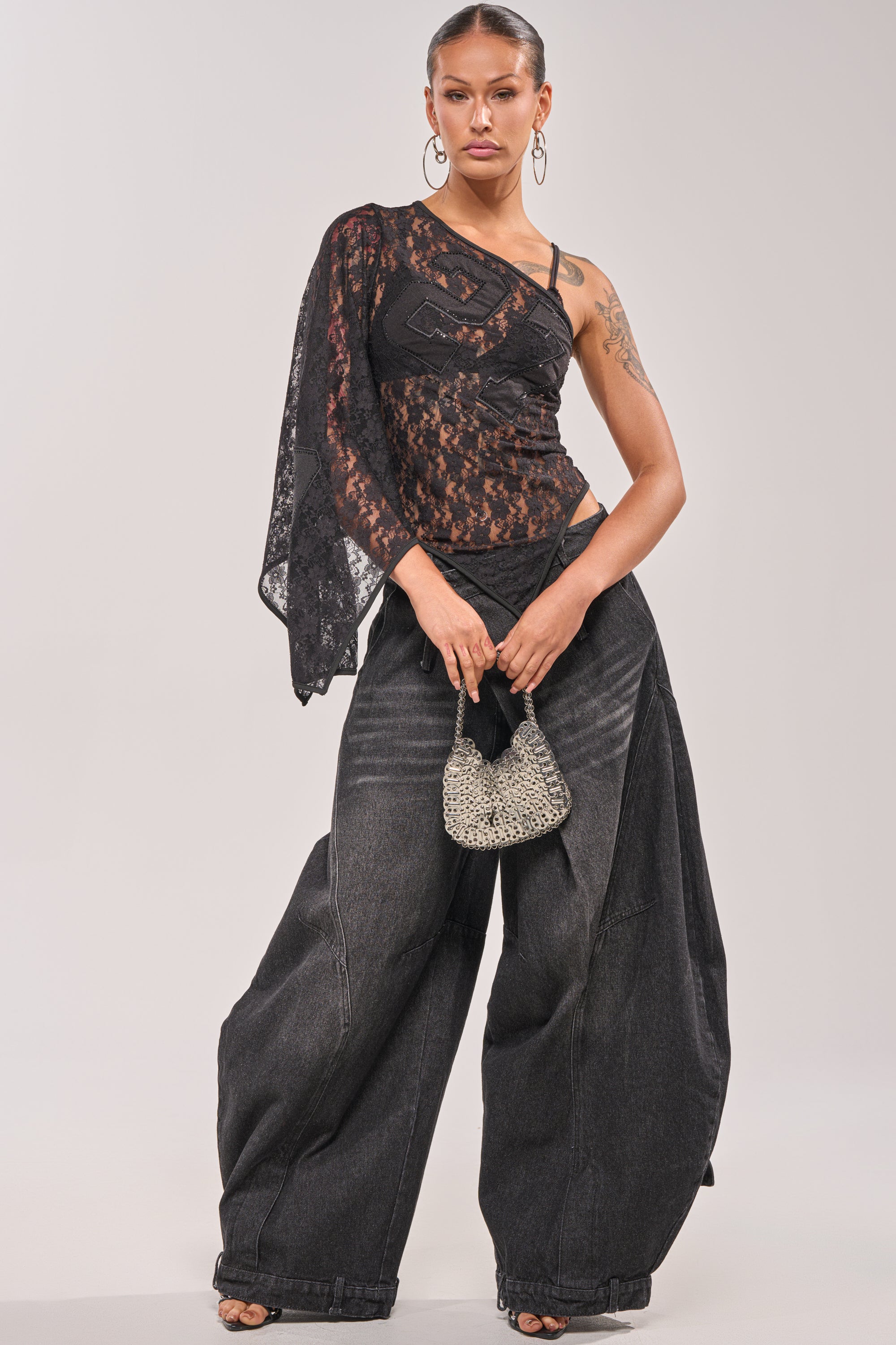 IZZY RELAXED DENIM IN BLACK WASH – AKIRA