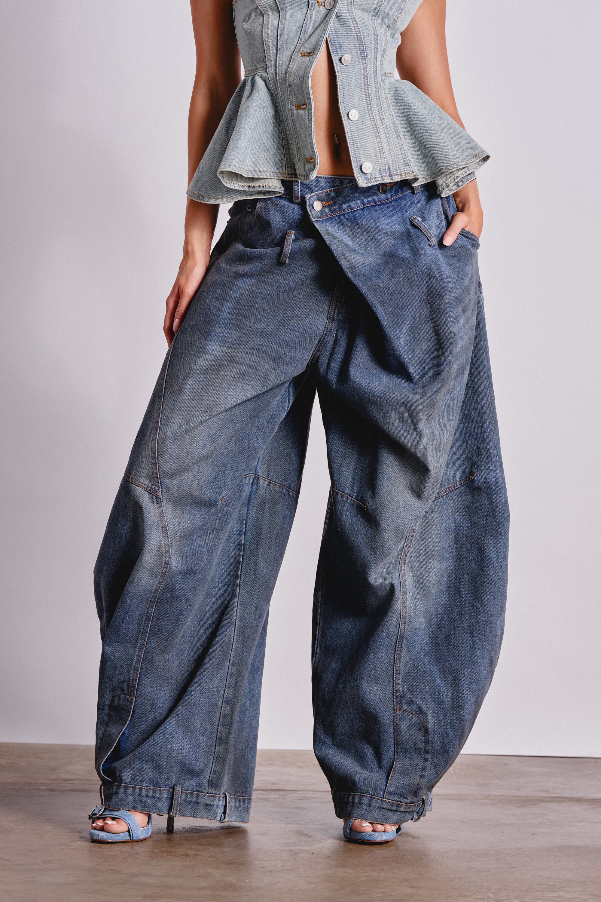 IZZY RELAXED DENIM – AKIRA