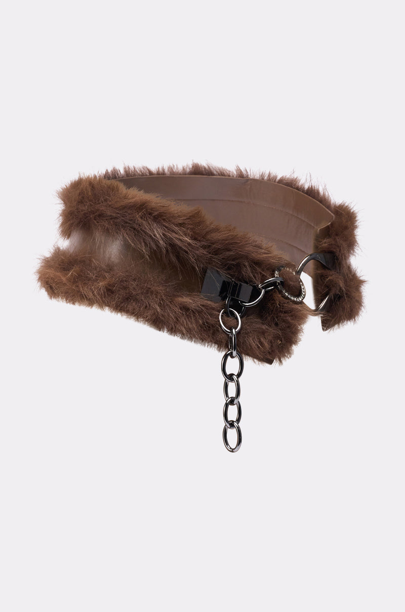 The GO FOR IT FAUX FUR BELT features a brown faux fur collar with a metal chain and black buckle in a Y2K-inspired style, showcased against a simple light background. 2
