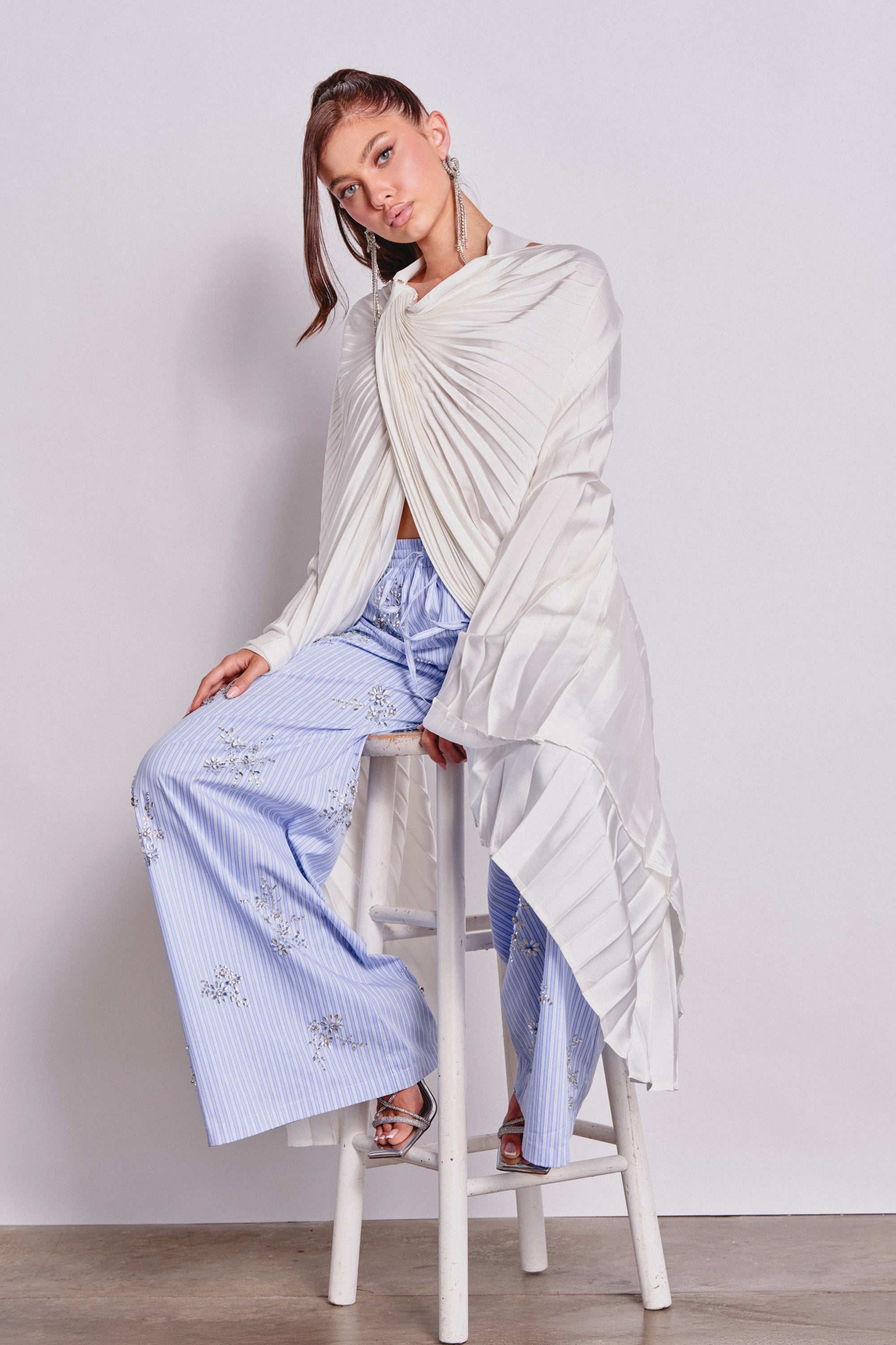 FARAH DRAPED PLEATED CAPE TOP IN WHITE – AKIRA