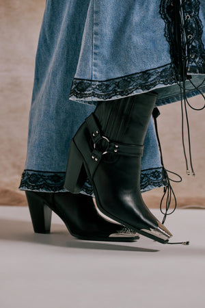 AZALEA WANG GOODMAN BLACK CHUNKY WESTERN HARDWARE PU BOOTIE – AKIRA