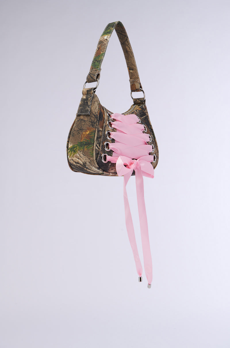 MAKE IT FASHUN CAMO PURSE – AKIRA