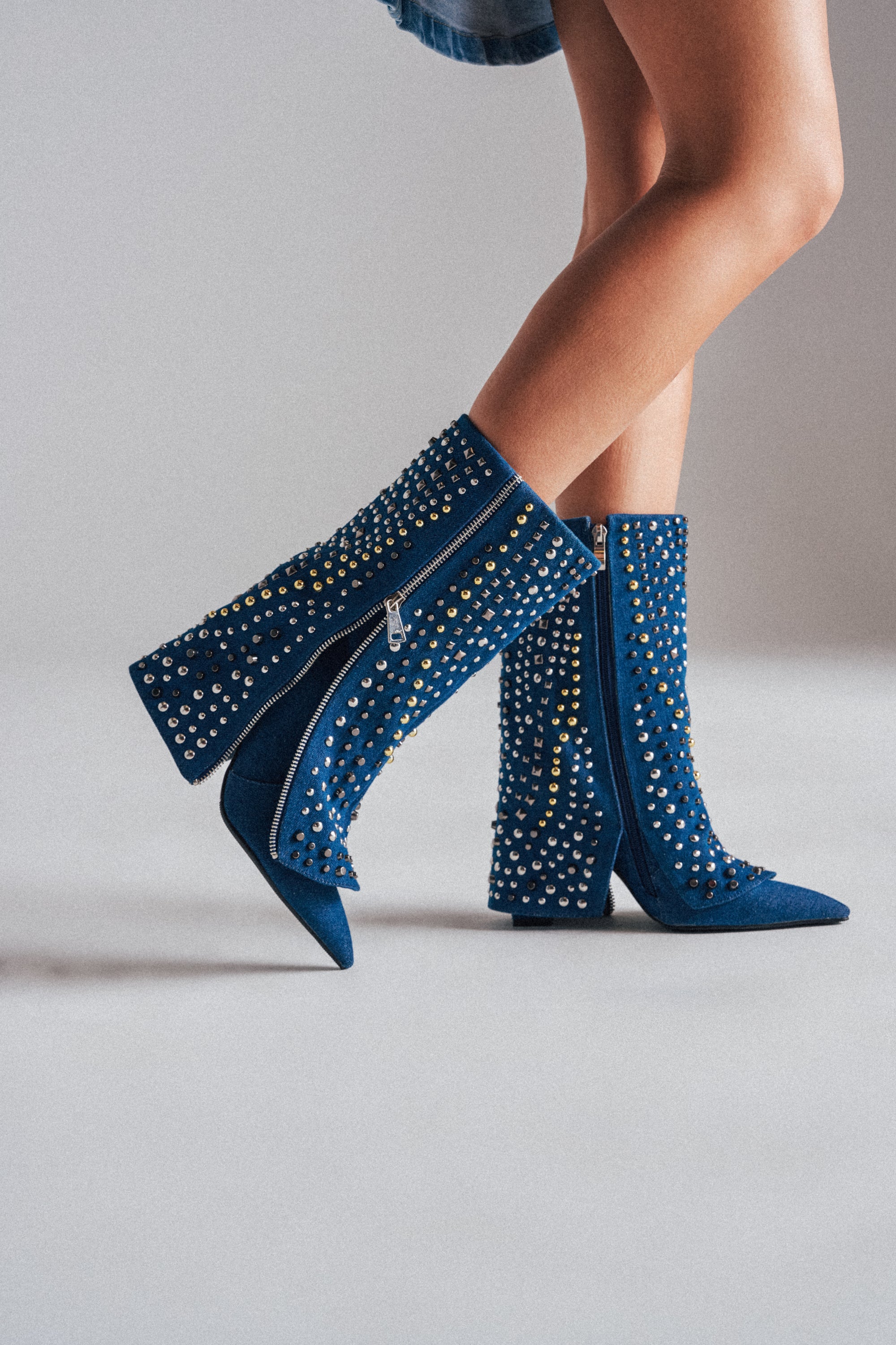 AZALEA WANG HENZI DENIM STUDDED CHUNKY BOOTIE – AKIRA