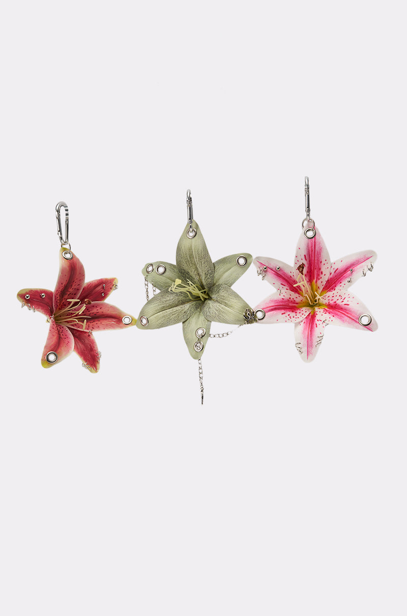 ON THE STREET PIERCED FLOWER KEYCHIAN SET – AKIRA