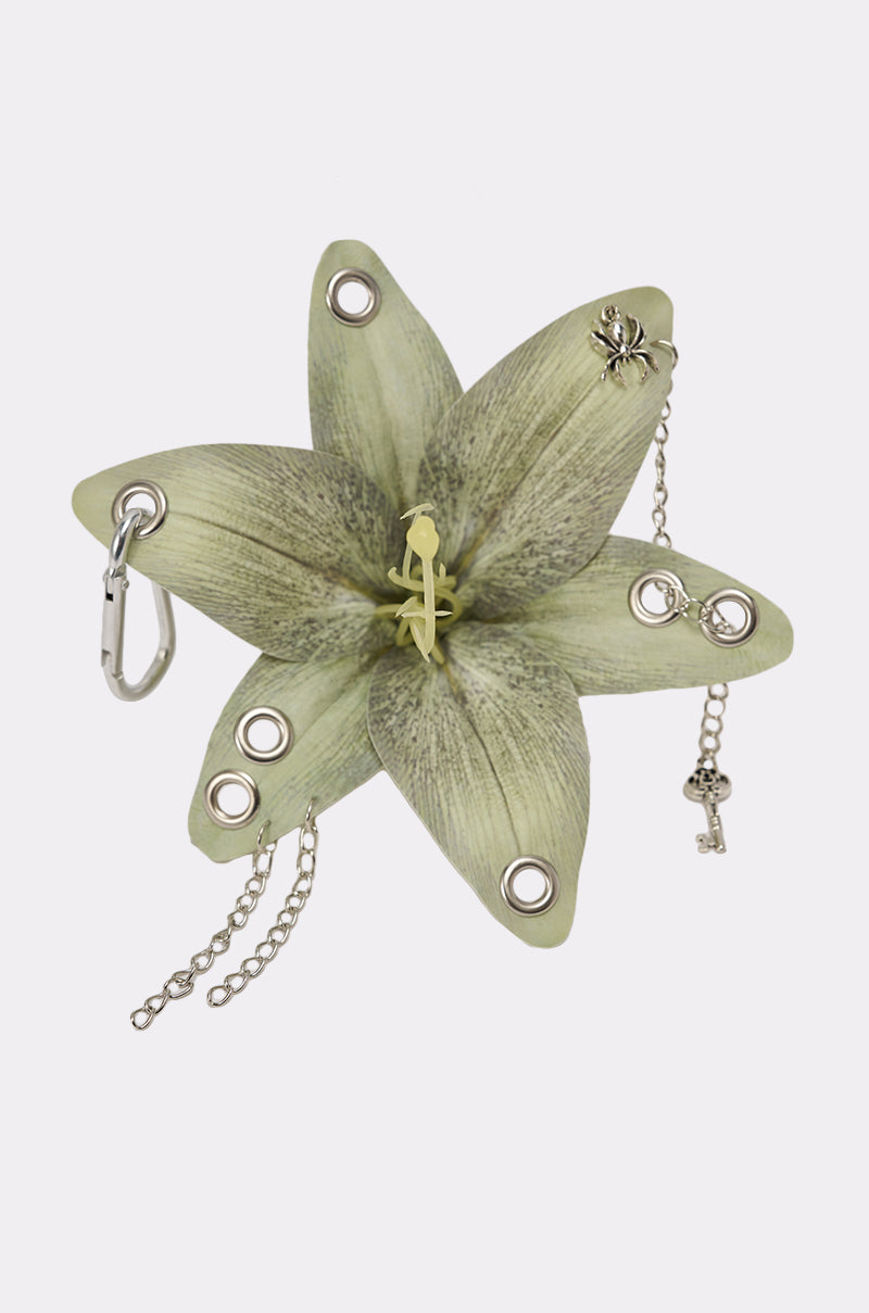 ON THE STREET PIERCED FLOWER KEYCHIAN SET – AKIRA