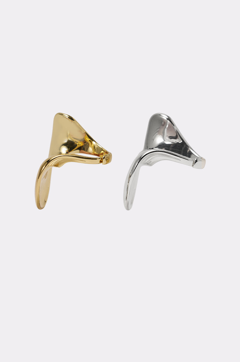 The CROSS MY HEART RING SET features two sculptural dome rings—one gold, one silver—with smooth, abstract curves. Displayed on a white background, these chunky rings make a bold statement with their striking two-tone design. 2