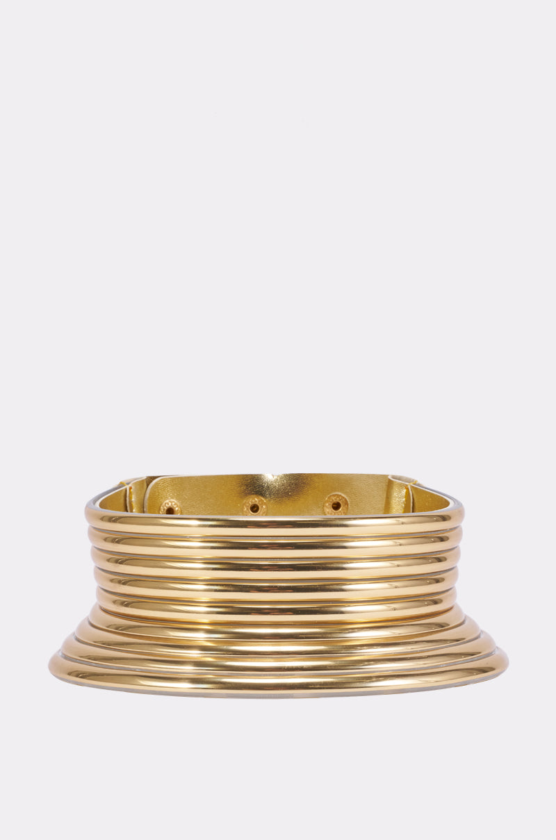 ITS GIVING CLEO NECKLACE IN GOLD: a gold-tone statement choker necklace featuring a multi-layered, ribbed design with a snap button closure.