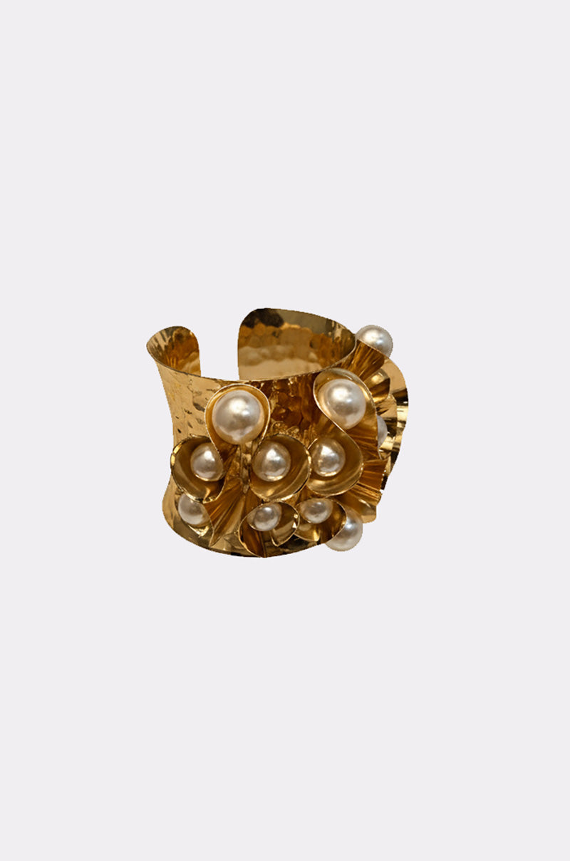 Make a statement with the PEARL PLEASE CUFF, a wide gold-tone bracelet featuring a textured finish and adorned with clusters of round white pearls.