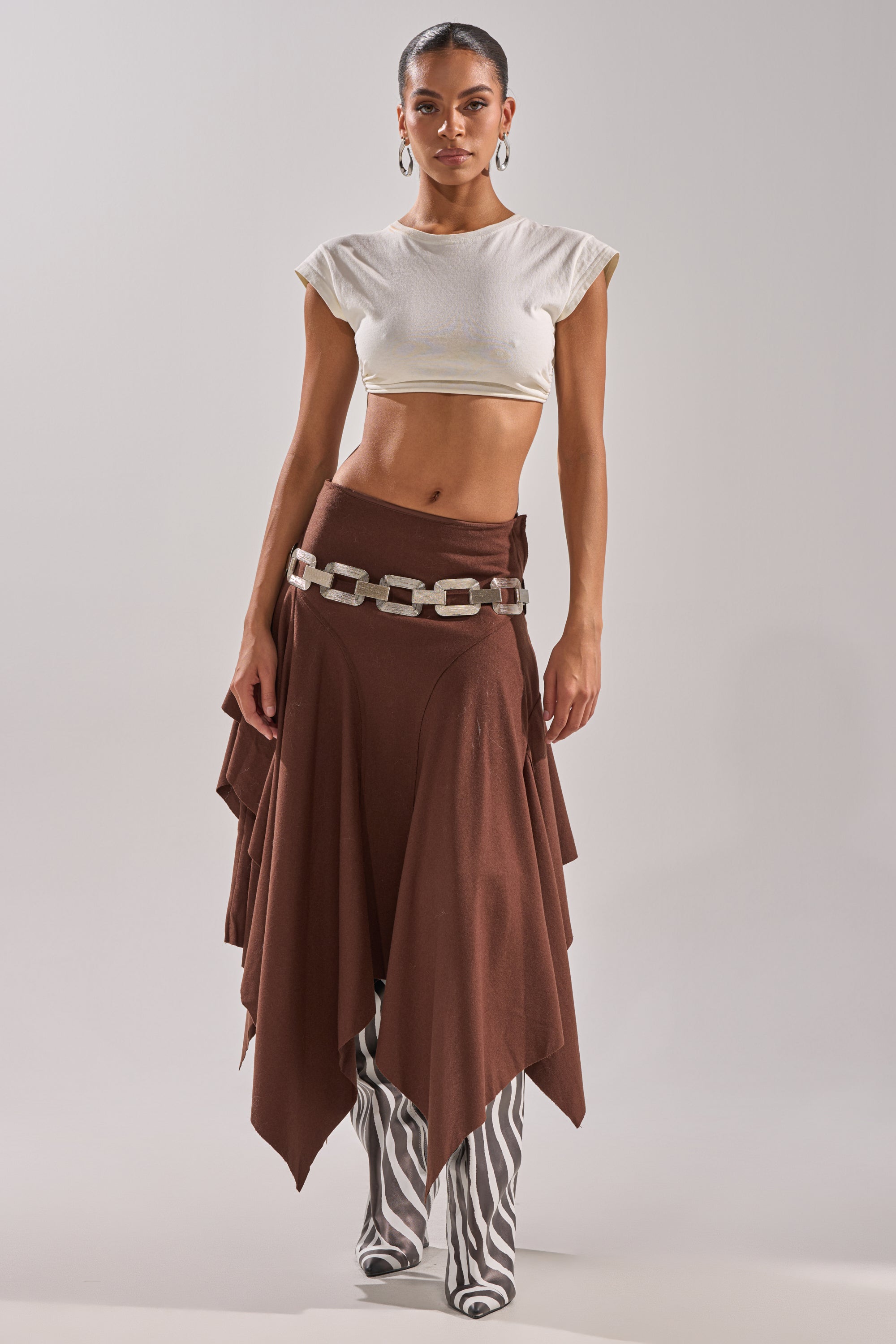 A woman in the FEELS GOOD MIDI SKIRT. 0