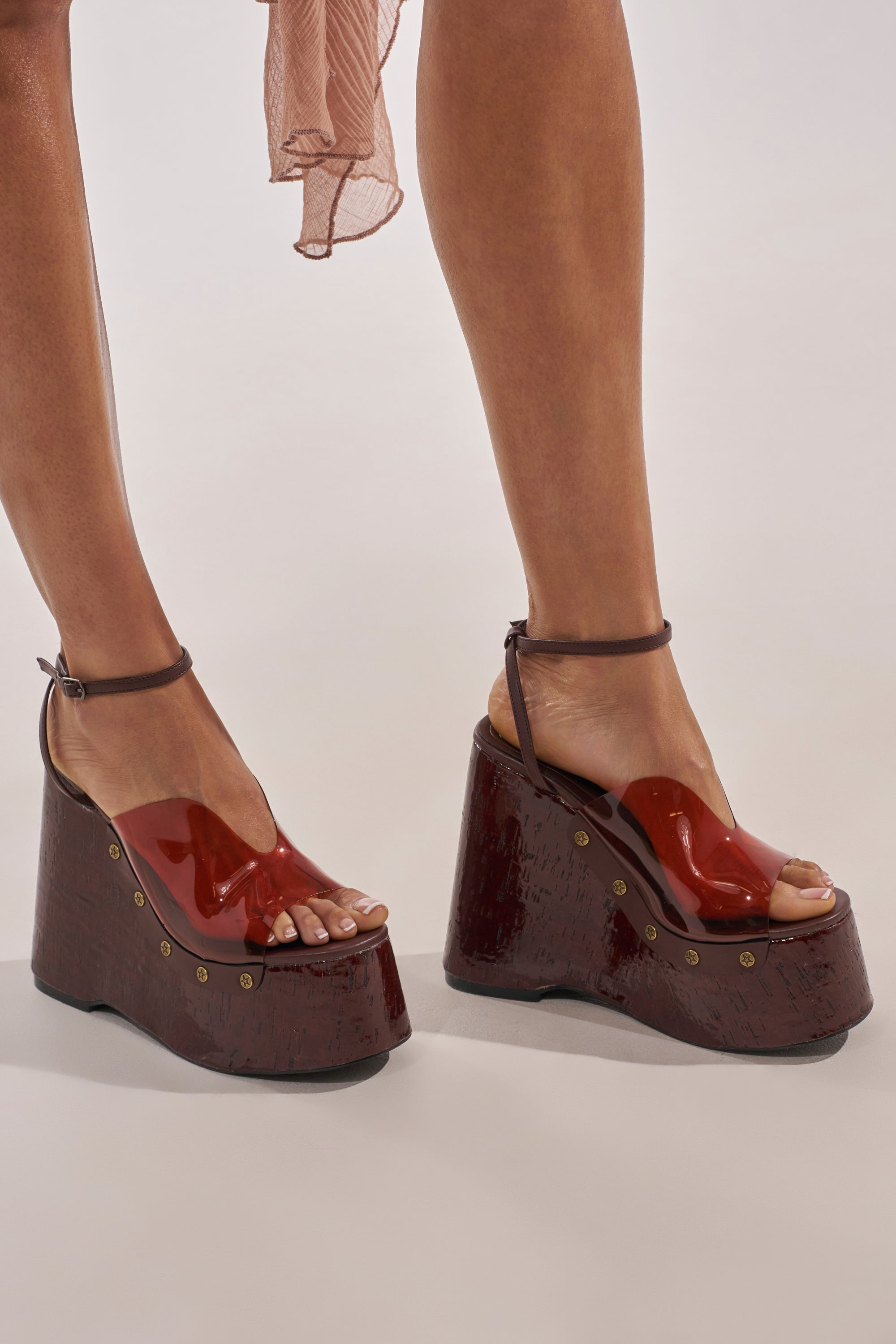AZALEA WANG JENZA CHOCOLATE WEDGE – AKIRA
