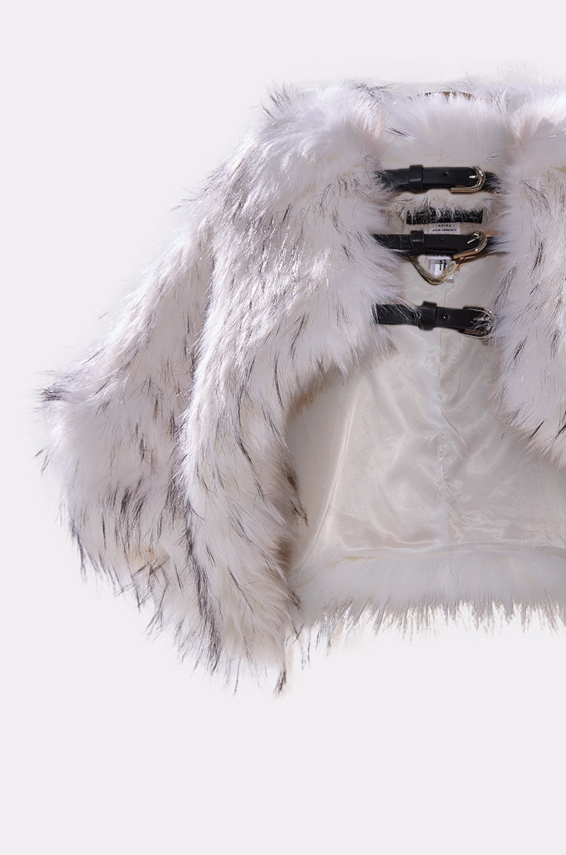 LUXE LIFE FAUX FUR SHAWL IN WHITE – AKIRA