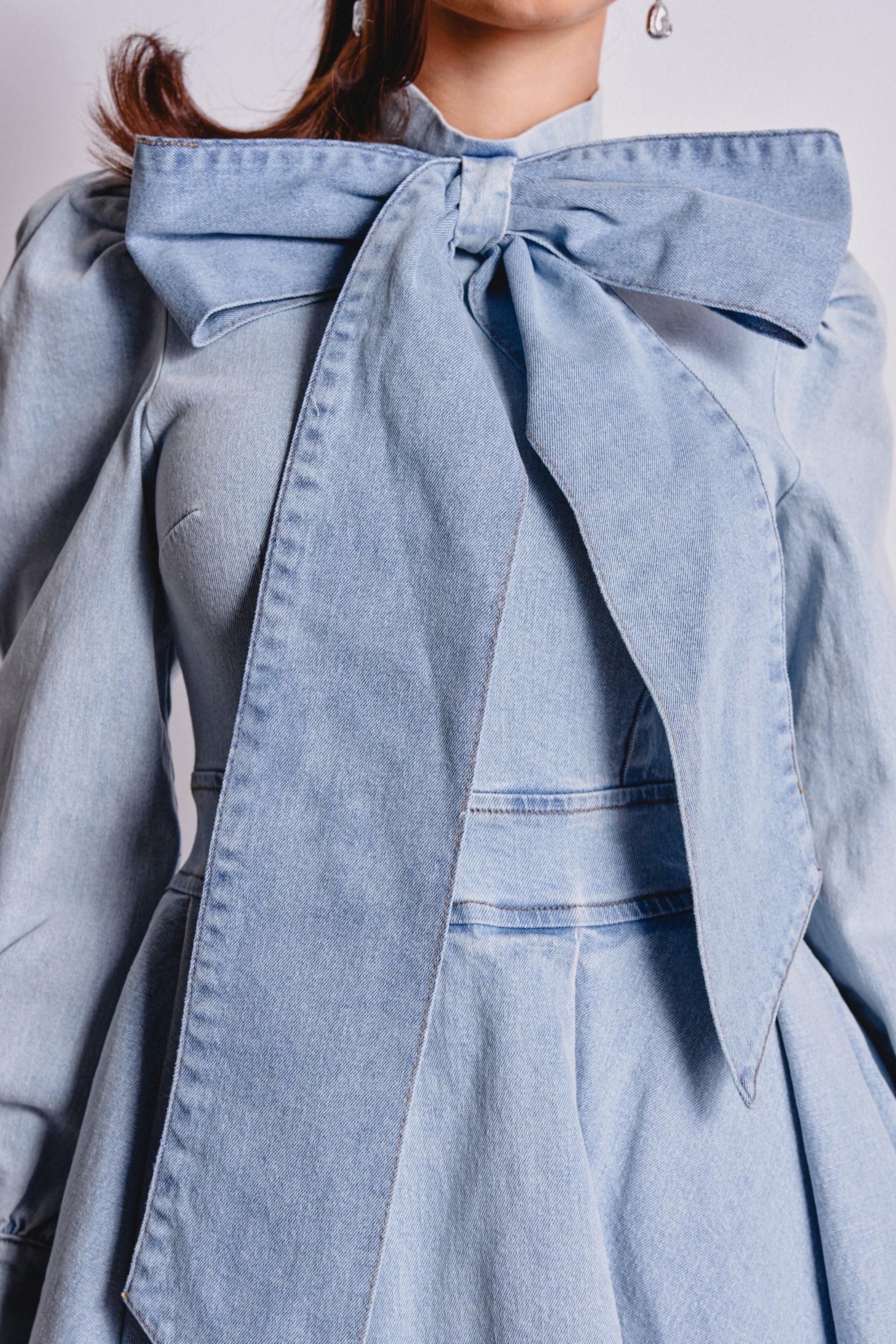 chambray bow mini pocket dress CAROLINA DENIM BOW MINI DRESS – AKIRA