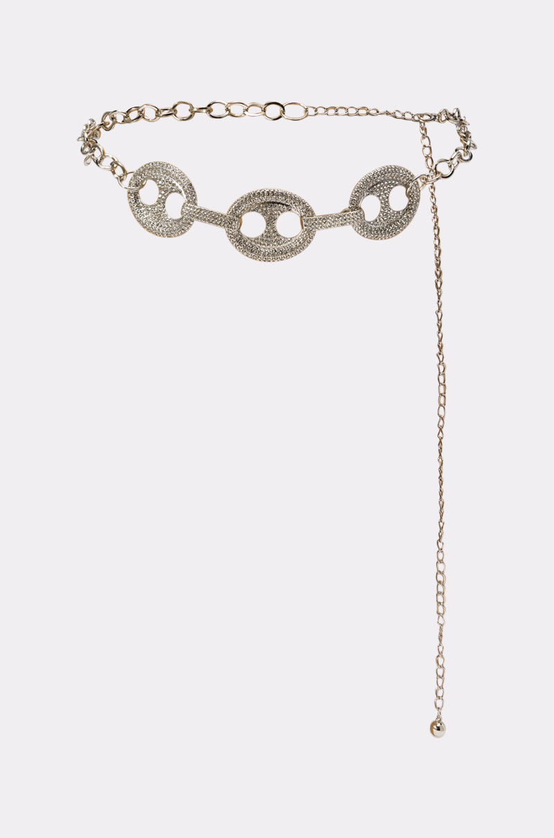 The CHAIN BELT features three oval, textured, interlocking gold links at the front and an adjustable chain extension on one side—a chic nod to iconic Y2K belt trends. 2