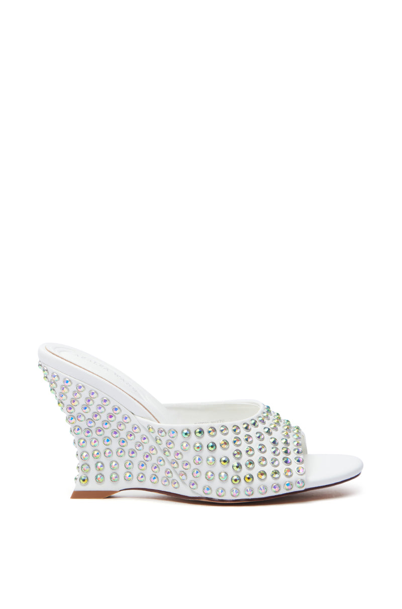 wangさま AZALEA WANG JUNIUS WHITE EMBELLISHED WEDGE SANDAL – AKIRA
