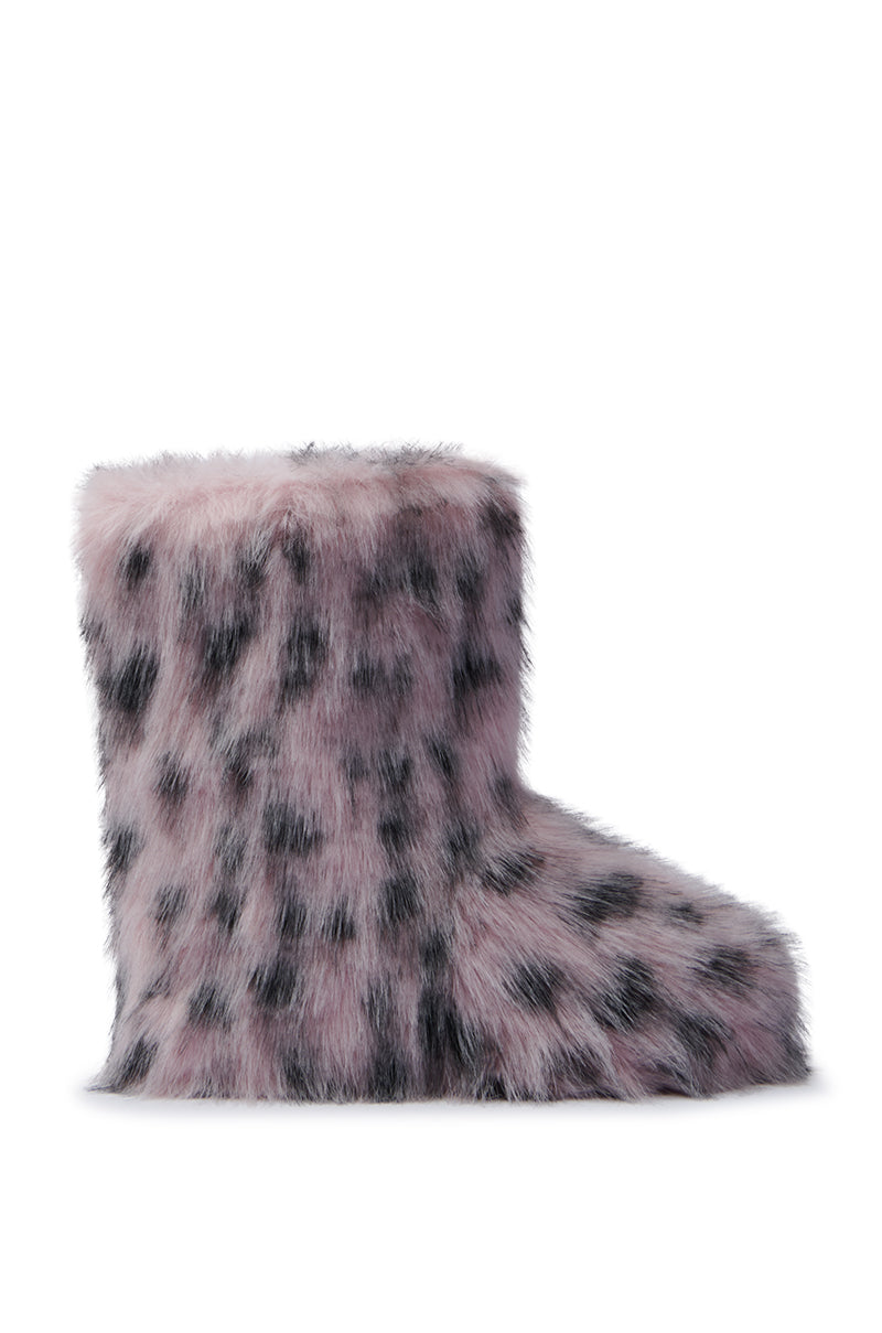The MELANIE PINK LEOPARD FURRY BOOTIE is an ideal choice for cold weather, featuring a plush faux fur design. This high-ankle pink slipper boot is adorned with black spots, mimicking the look of soft animal fur, offering both comfort and stylish appeal.